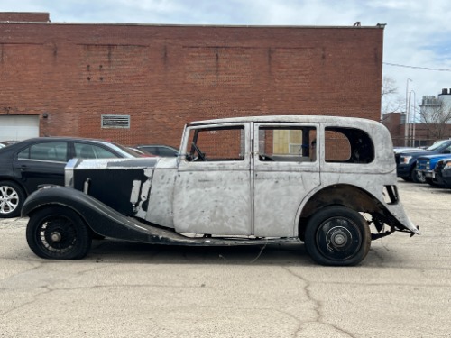Unknown-2025-1935-White-Black-2