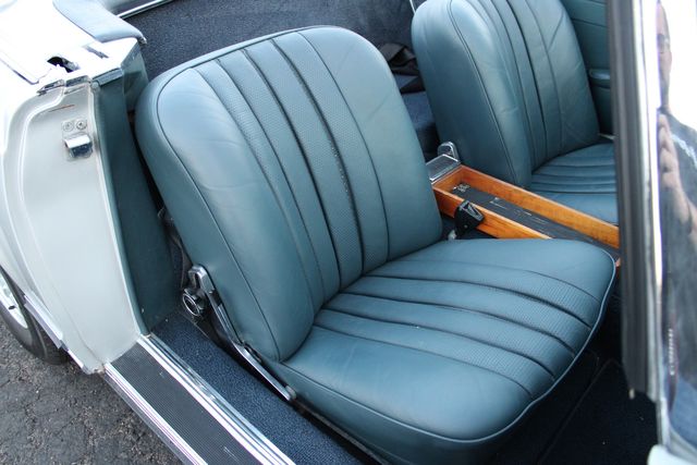 Unknown-230sl-1967-Silver-Blue-20