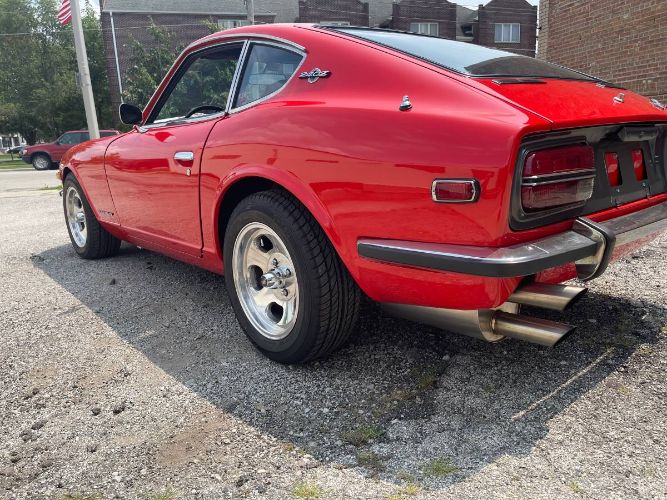 Unknown-240z-1970-Red-Black-22