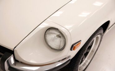 Unknown-240z-1970-White-Cobalt-Blue-1