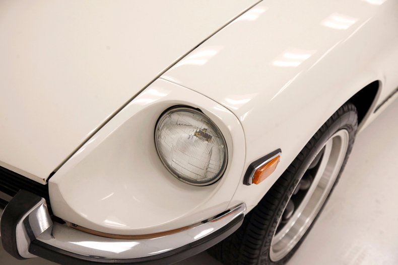 Unknown-240z-1970-White-Cobalt-Blue-1