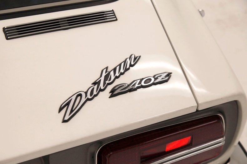 Unknown-240z-1970-White-Cobalt-Blue-10