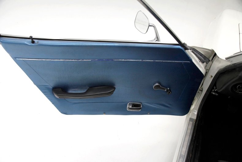 Unknown-240z-1970-White-Cobalt-Blue-14