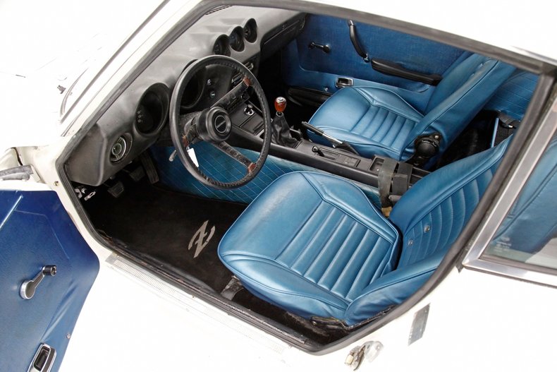 Unknown-240z-1970-White-Cobalt-Blue-16