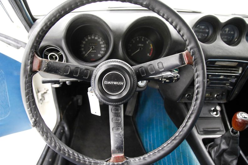 Unknown-240z-1970-White-Cobalt-Blue-17