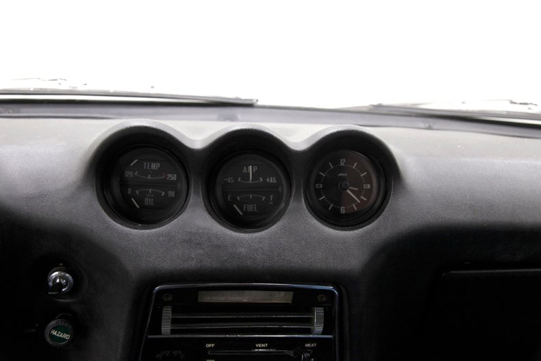 Unknown-240z-1970-White-Cobalt-Blue-20