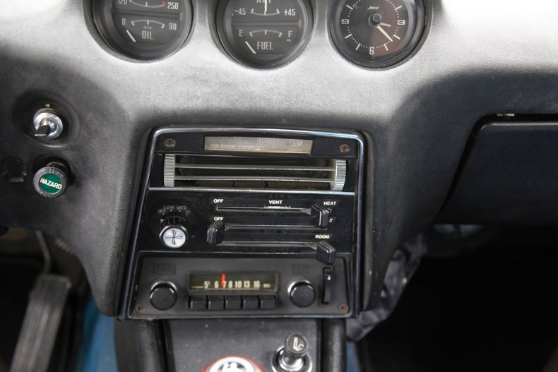 Unknown-240z-1970-White-Cobalt-Blue-21