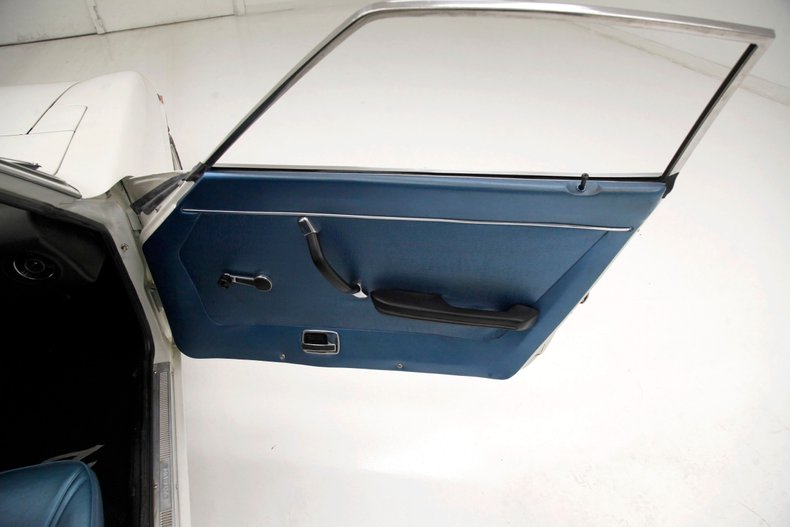 Unknown-240z-1970-White-Cobalt-Blue-23