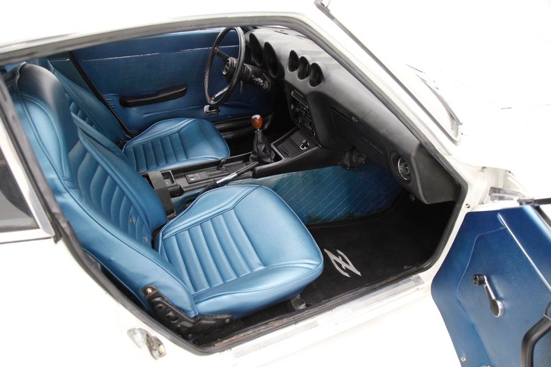 Unknown-240z-1970-White-Cobalt-Blue-24