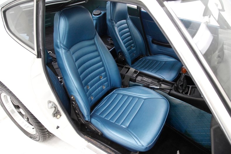 Unknown-240z-1970-White-Cobalt-Blue-25
