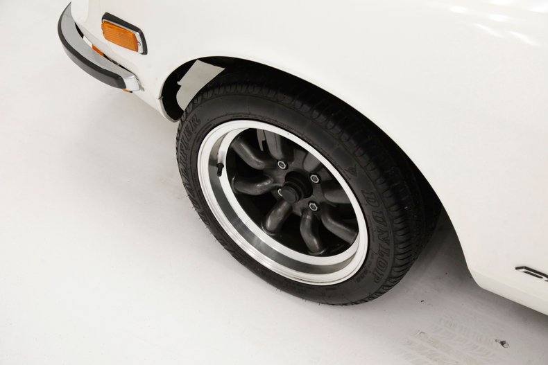 Unknown-240z-1970-White-Cobalt-Blue-3