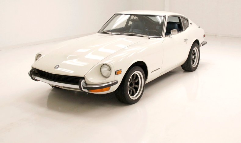 Unknown-240z-1970-White-Cobalt-Blue-40
