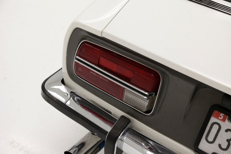 Unknown-240z-1970-White-Cobalt-Blue-42