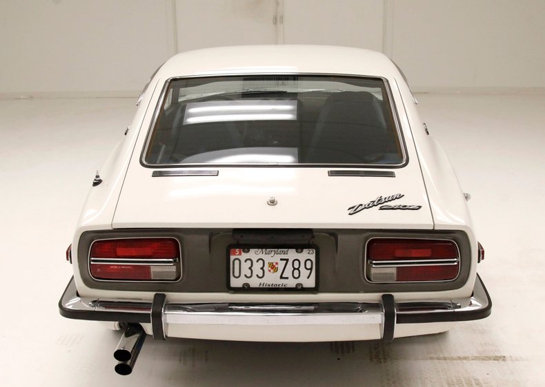 Unknown-240z-1970-White-Cobalt-Blue-45