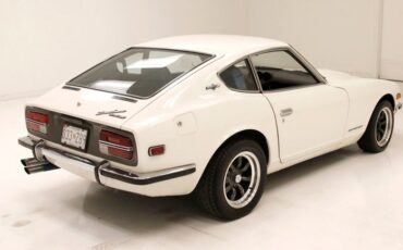 Unknown-240z-1970-White-Cobalt-Blue-46