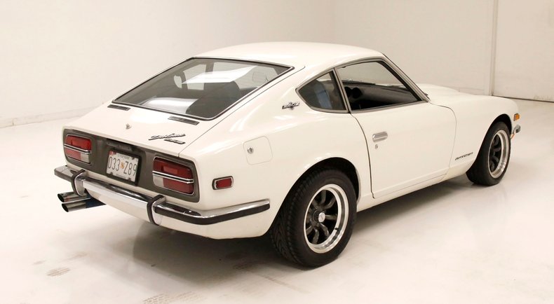 Unknown-240z-1970-White-Cobalt-Blue-46