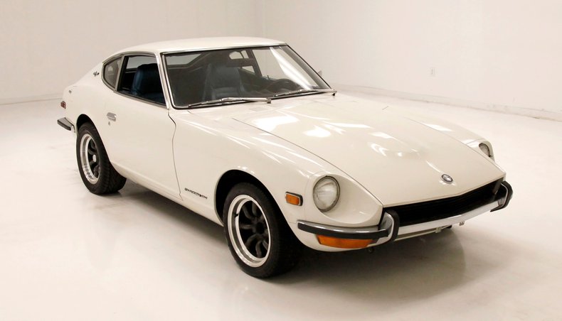 Unknown-240z-1970-White-Cobalt-Blue-47