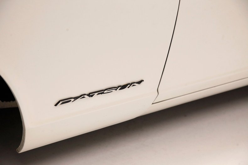 Unknown-240z-1970-White-Cobalt-Blue-5