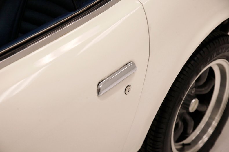 Unknown-240z-1970-White-Cobalt-Blue-6