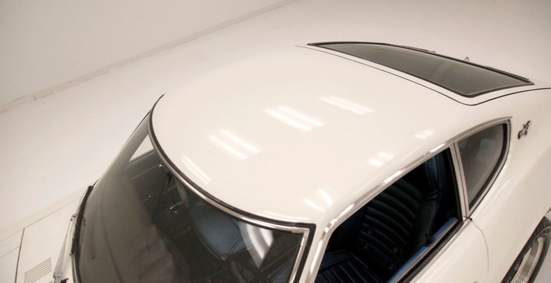 Unknown-240z-1970-White-Cobalt-Blue-7