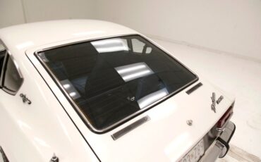 Unknown-240z-1970-White-Cobalt-Blue-9