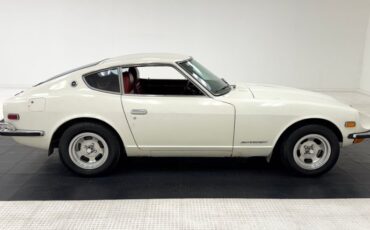 Unknown-240z-1973-White-Red-14