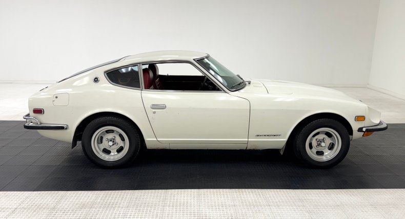 Unknown-240z-1973-White-Red-14