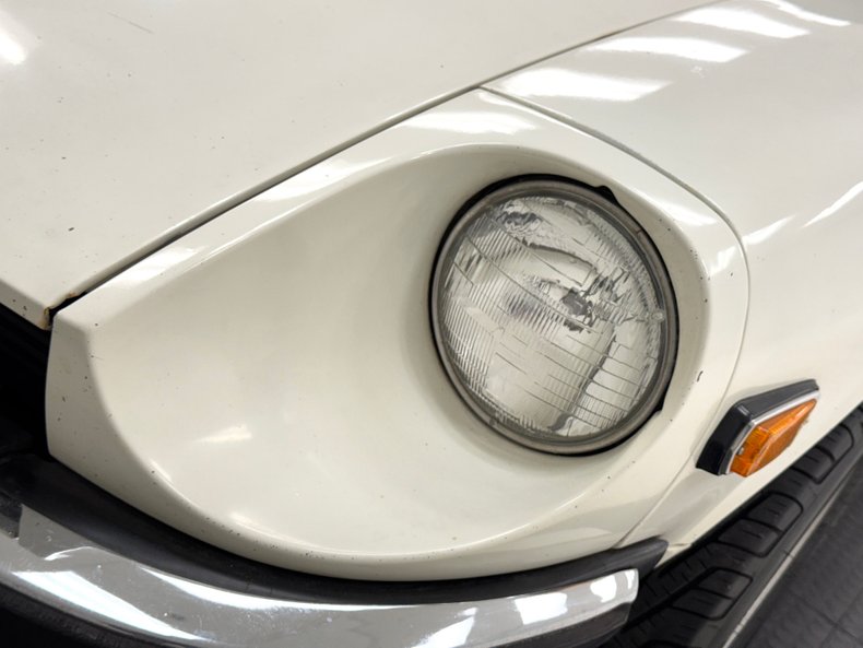 Unknown-240z-1973-White-Red-18