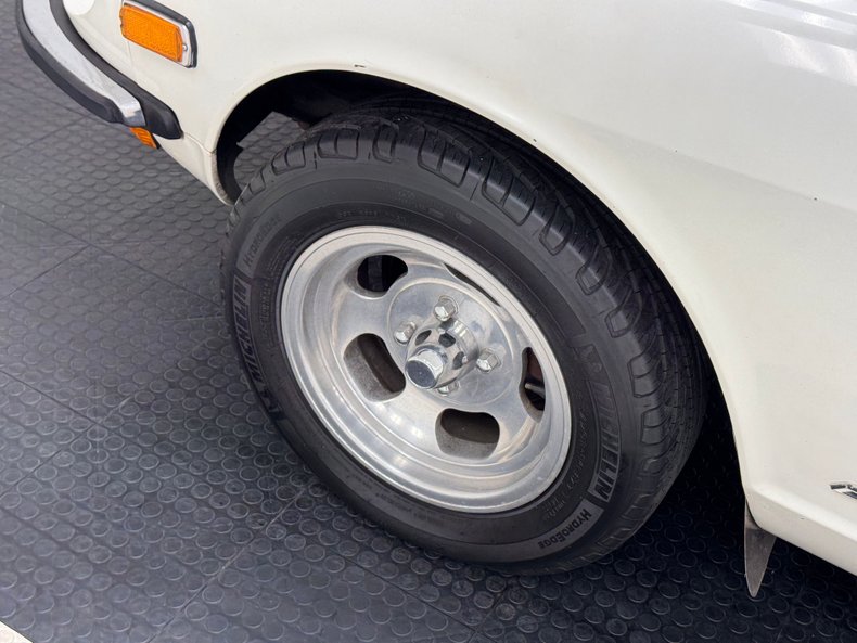 Unknown-240z-1973-White-Red-19