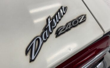 Unknown-240z-1973-White-Red-27