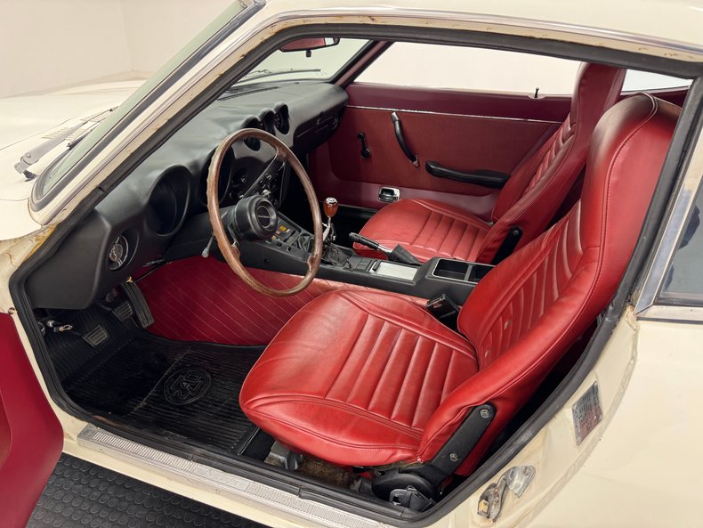 Unknown-240z-1973-White-Red-37