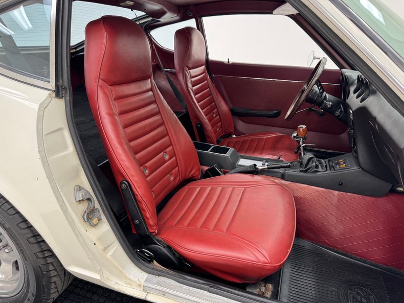 Unknown-240z-1973-White-Red-38