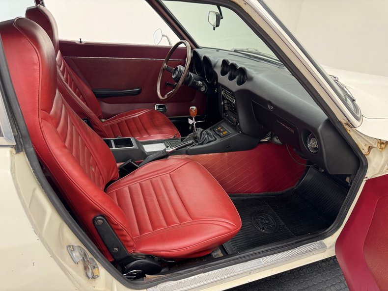 Unknown-240z-1973-White-Red-39