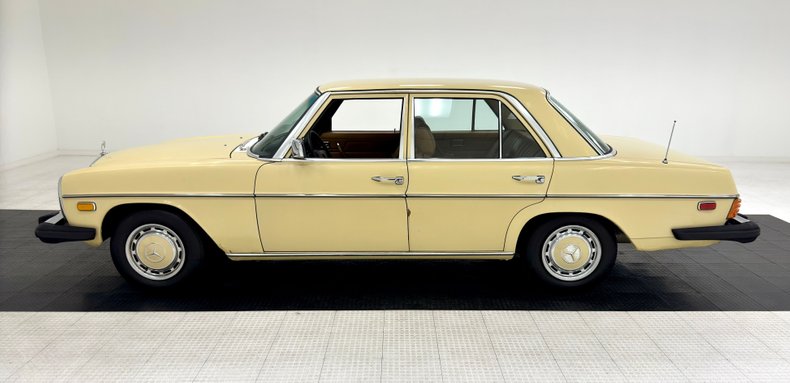 Unknown-300d-1975-Maple-Yellow-Saddle