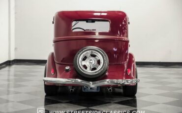 Unknown-4-door-1934-Maroon-Beige-18