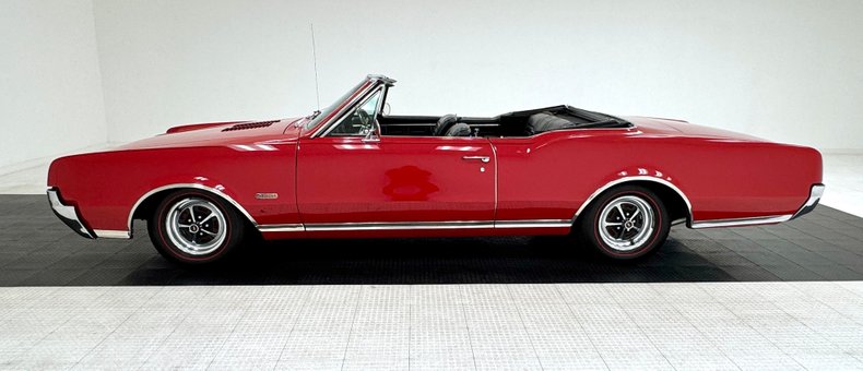 Unknown-442-1967-Spanish-Red-Black-14