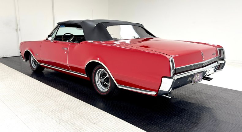 Unknown-442-1967-Spanish-Red-Black-15