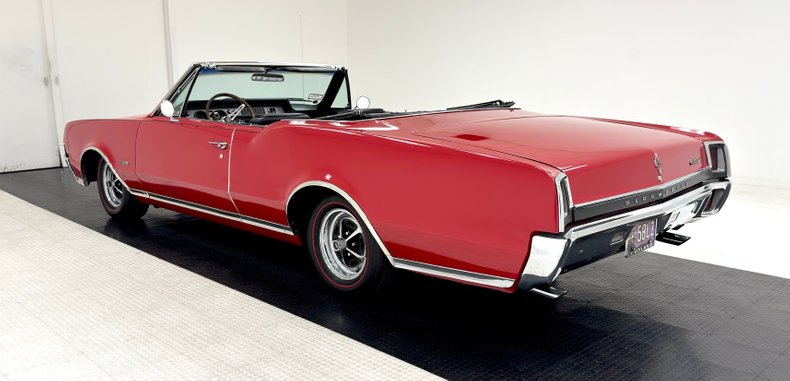 Unknown-442-1967-Spanish-Red-Black-16