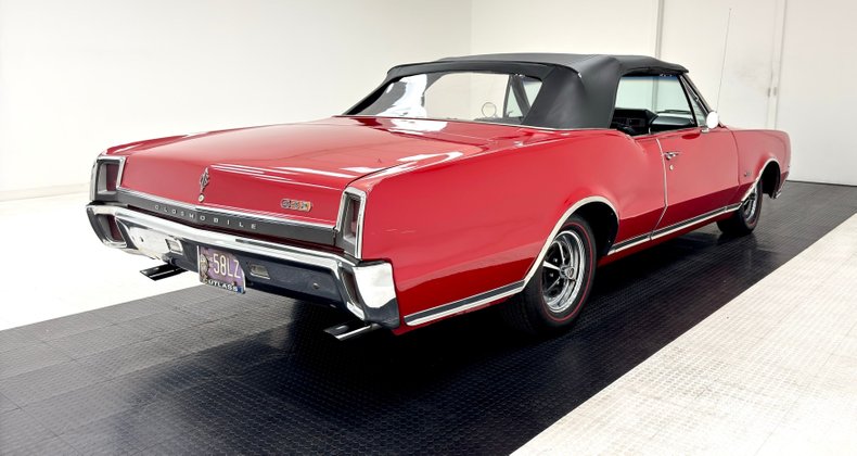 Unknown-442-1967-Spanish-Red-Black-18