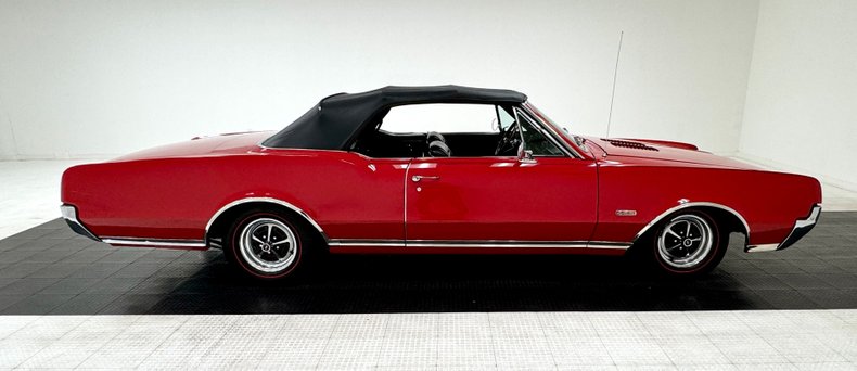 Unknown-442-1967-Spanish-Red-Black-19