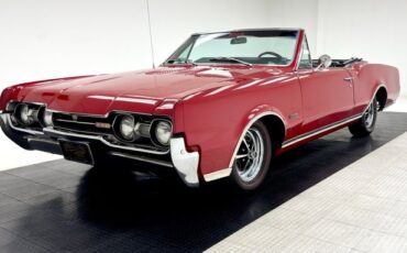 Unknown-442-1967-Spanish-Red-Black