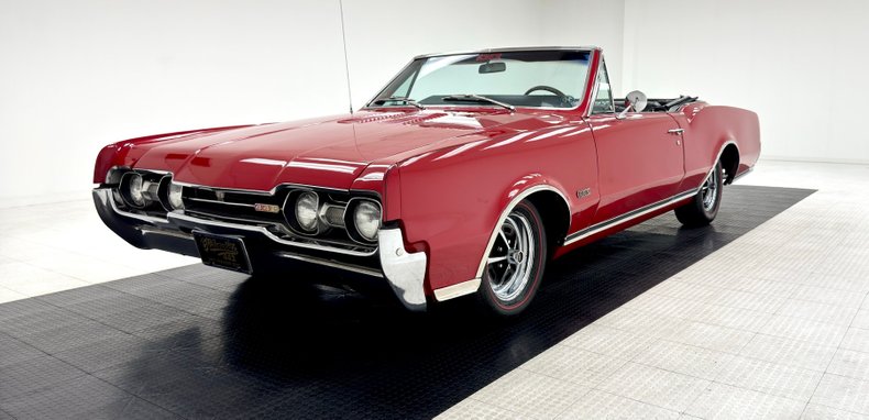 Unknown-442-1967-Spanish-Red-Black