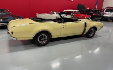 Unknown-442-1968-Saffron-Yellow-Black-3
