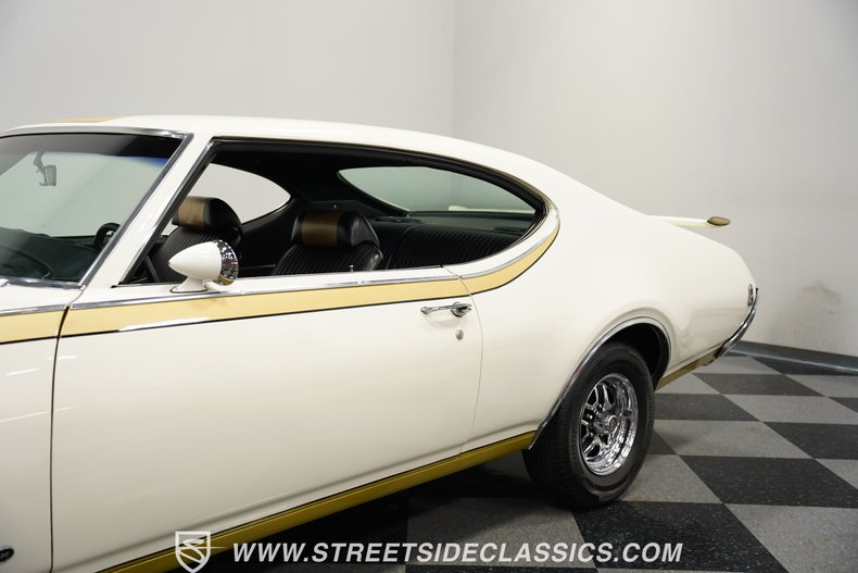 Unknown-442-1969-White-Black-11