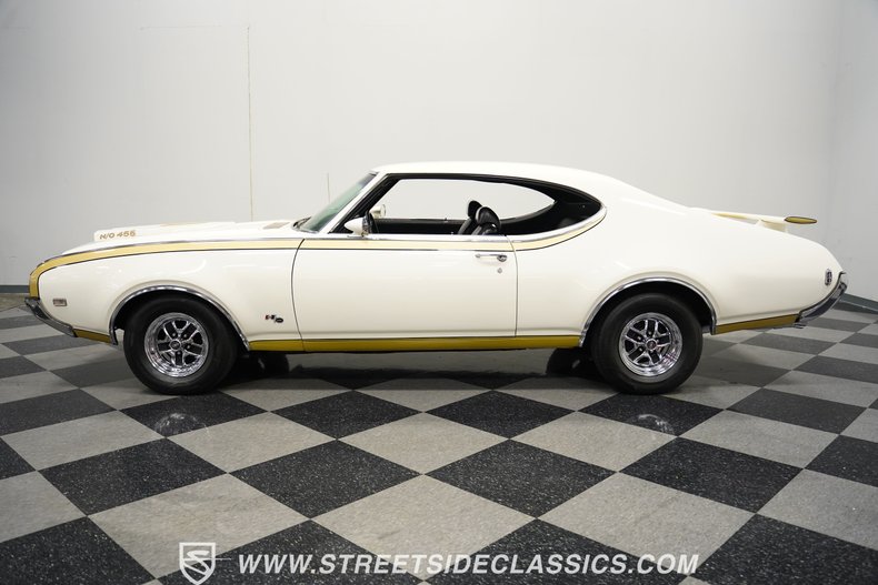 Unknown-442-1969-White-Black-18