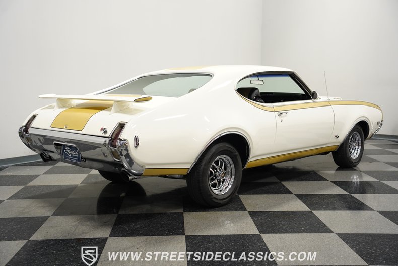 Unknown-442-1969-White-Black-23