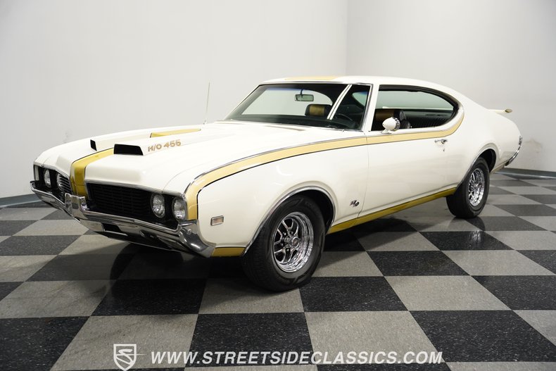 Unknown-442-1969-White-Black-3