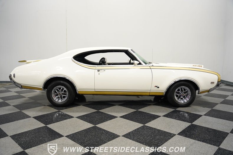 Unknown-442-1969-White-Black-5