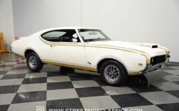 Unknown-442-1969-White-Black-6