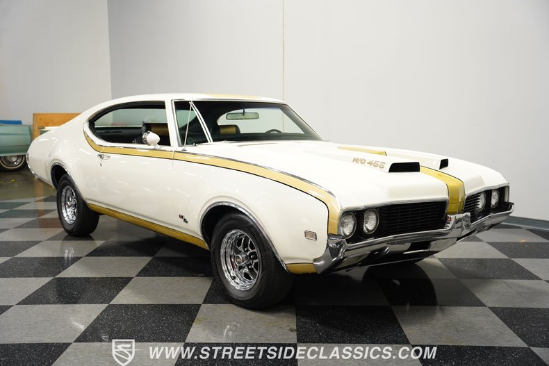 Unknown-442-1969-White-Black-7